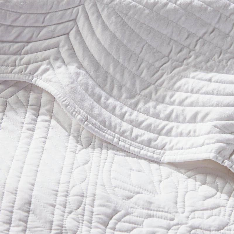 Full/Queen Size 3 Piece Reversible Scalloped Edges Microfiber Quilt Set in White