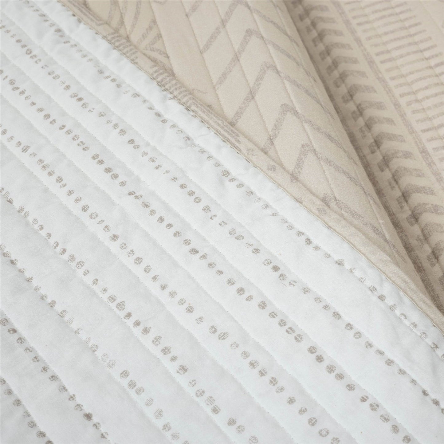 Full/Queen Scandinavian Beige Reversible Cotton Quilt Set