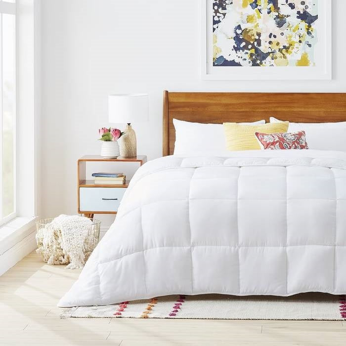 Queen Size All Seasons Plush White Polyester Down Alternative Comforter