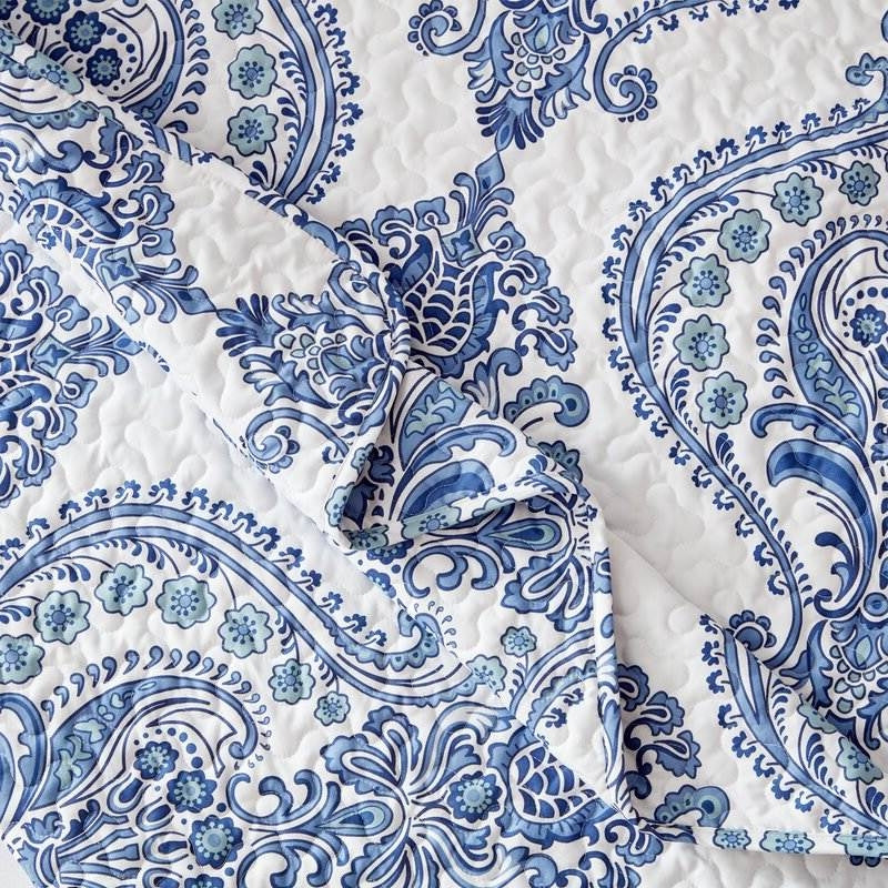 Twin Size Soft Microfiber Reversible Blue/White Baroque Design Quilt Set
