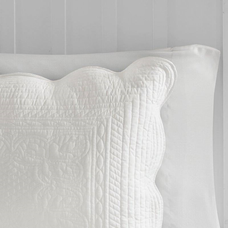 Full/Queen Size 3 Piece Reversible Scalloped Edges Microfiber Quilt Set in White